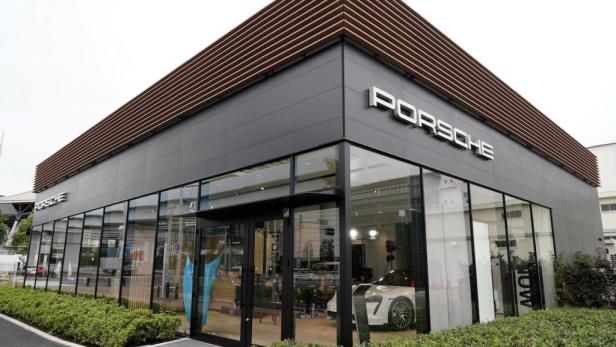 Ein Porsche-Autohaus mit großen Glasfenstern in Japan.