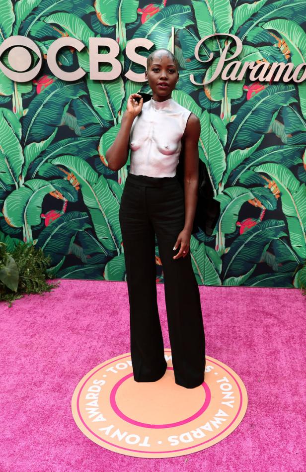 Lupita Nyong'o posiert auf dem pinkfarbenen Teppich der Tony Awards.