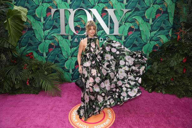 Julianne Hough in einem geblümten Kleid bei den Tony Awards.