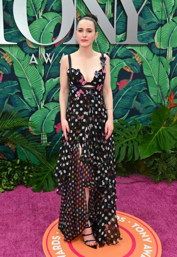 Rachel Brosnahan in einem gepunkteten Kleid mit Schmetterlingen auf dem roten Teppich der Tony Awards.