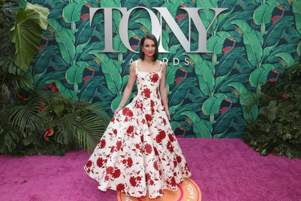 Lea Michele in einem geblümten Kleid bei den Tony Awards.