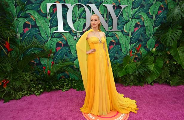 Jessica Chastain in einem gelben Kleid auf dem roten Teppich der Tony Awards.