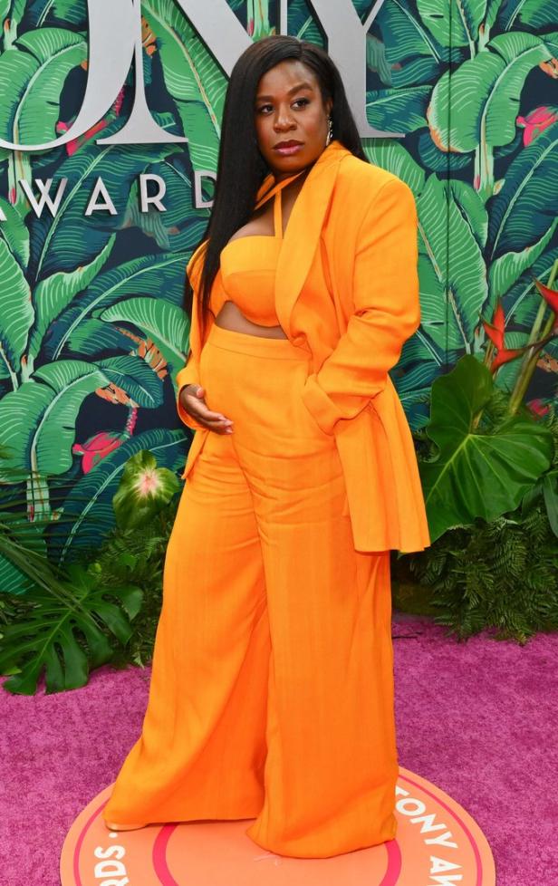 Uzo Aduba in einem orangefarbenen Hosenanzug bei den Tony Awards.