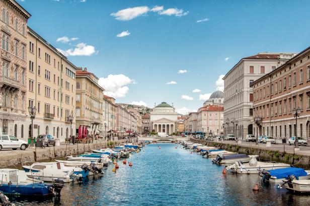 Der Canal Grande in Triest mit Blick auf die Kirche Sant'Antonio Taumaturgo.