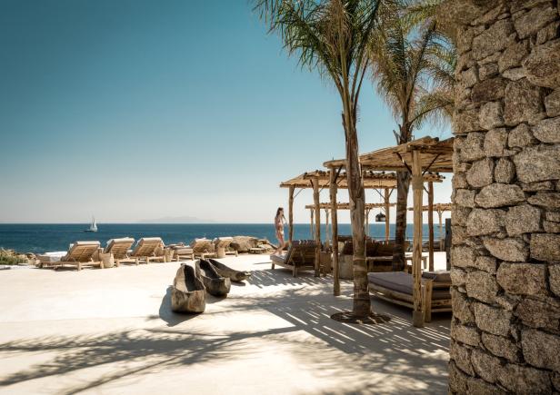 Strandliegen und Sonnenschirme im Scorpios auf Mykonos.
