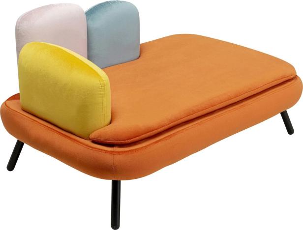 Eine orangefarbene Chaiselongue mit farbigen Kissen steht auf schwarzen Beinen.
