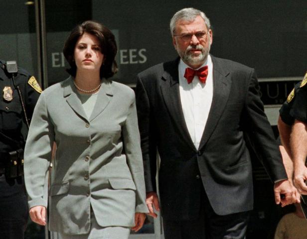 Monica Lewinsky und ihr Anwalt verlassen ein Gerichtsgebäude.