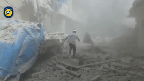 Hubschrauber warfen "Fassbomben mit Giftgas" in Aleppo