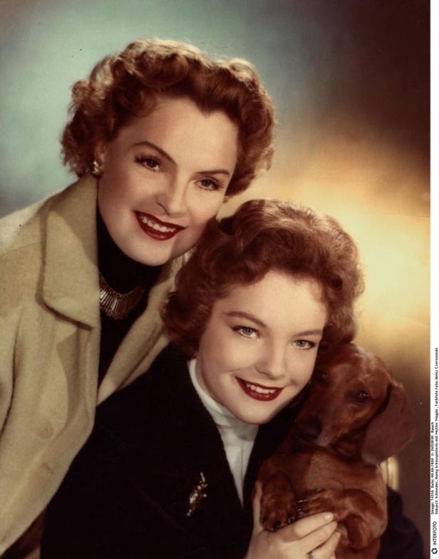 Romy Schneider mit ihrer Mutter Magda und einem Dackel.