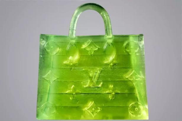 Eine transparente, grüne Handtasche von Louis Vuitton.