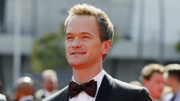 Neil Patrick Harris trägt eine Fliege und ein Jackett.