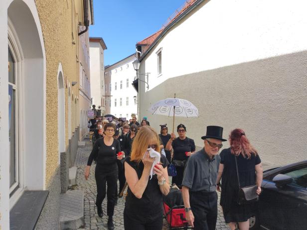 "Trauerzug" in Salzburg: Protest gegen Schwarz-Blau