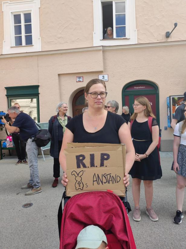 "Trauerzug" in Salzburg: Protest gegen Schwarz-Blau