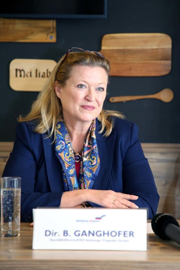 Dir. B. Ganghofer, Geschäftsführerin/CEO Salzburger Flughafen GmbH, sitzt an einem Tisch.
