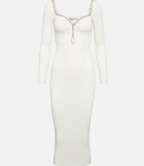 Ein weißes, eng anliegendes Midikleid mit Strassverzierungen am Ausschnitt.