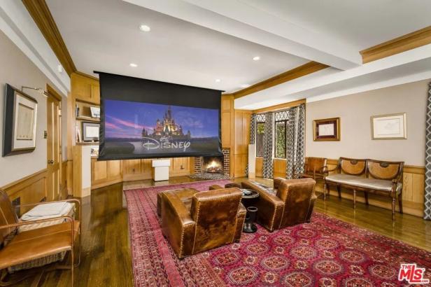 Ein Heimkino mit einem projizierten Disney-Schloss über einem Kamin.