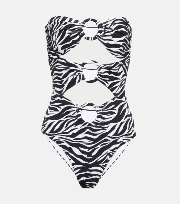Ein trägerloser Badeanzug mit Zebra-Muster und Cut-Outs mit Ringen.