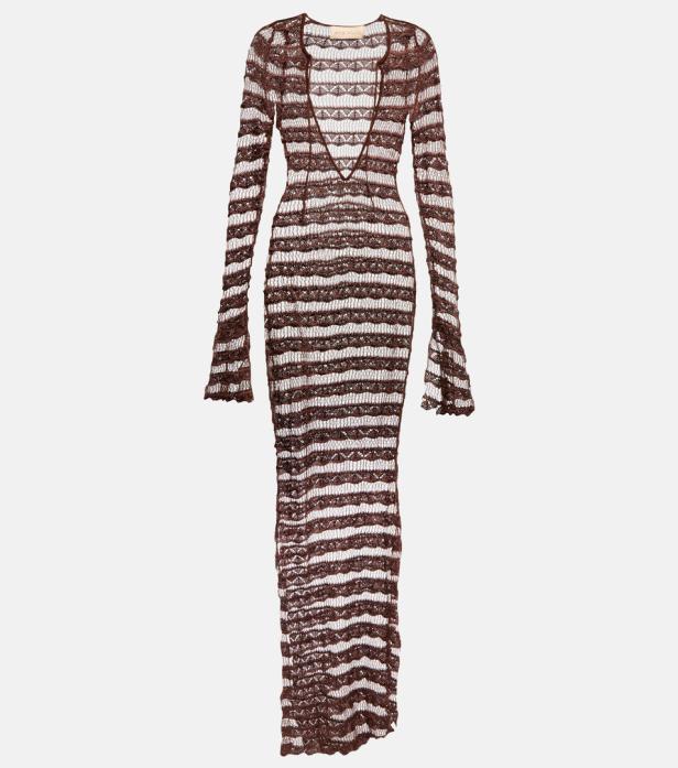 Ein langes, braun-weiß gestreiftes Kleid mit langen Ärmeln und tiefem V-Ausschnitt.