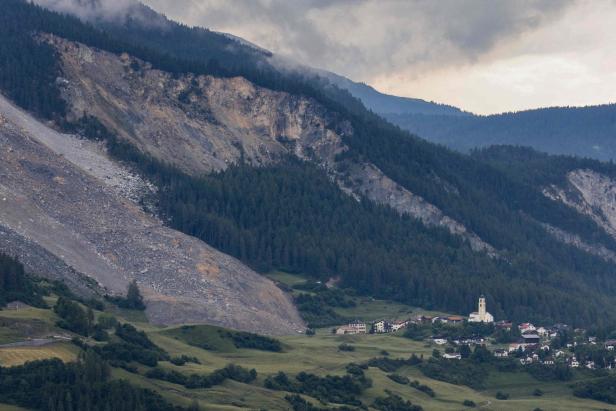 Nächster Berg zerbröckelt: Felsmassen verfehlten Bergdorf nur knapp