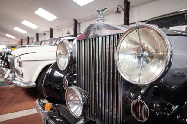 Detailansicht der Frontpartie eines schwarzen Rolls-Royce Oldtimers.