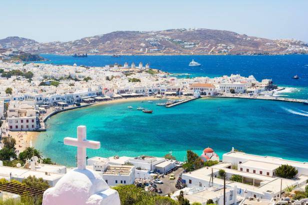 Ein Panoramablick auf Mykonos, Griechenland, mit weiß getünchten Häusern und türkisfarbenem Wasser.