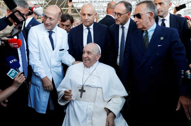 Papst Franziskus mit seinem behandelnden Arzt Sergio Alfieri
