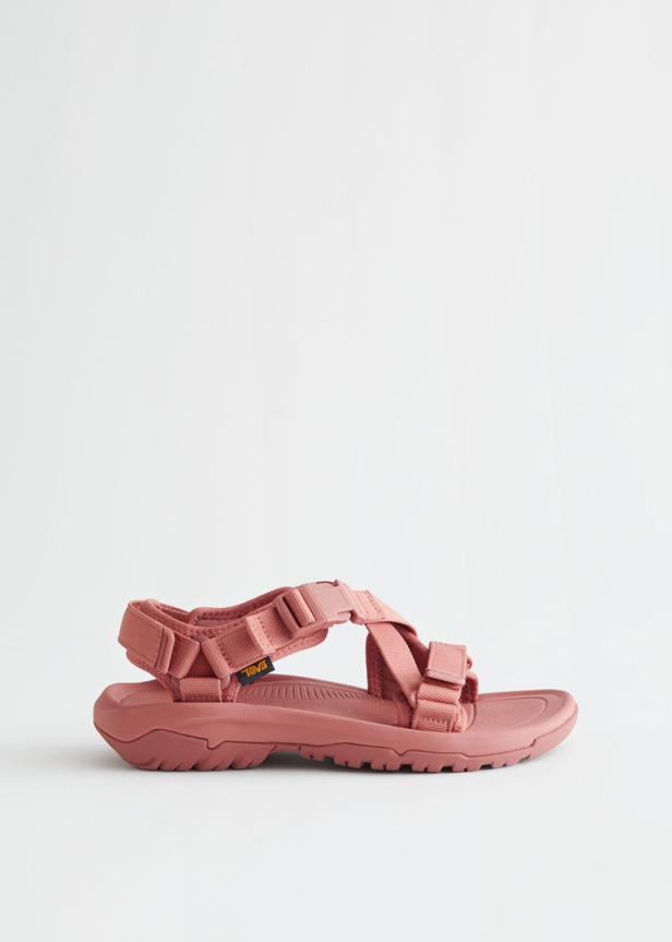 Sommer-Sandalen 2023: Slingbacks und Trekking-Schuhe