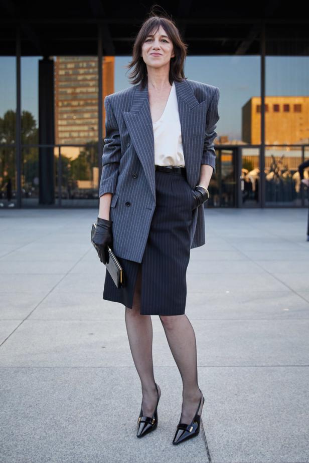 Charlotte Gainsbourg trägt einen Blazer und einen Rock mit Nadelstreifen.