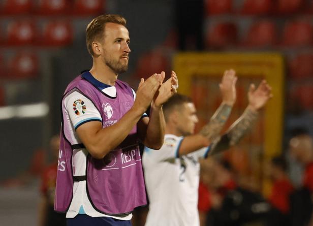 Harry Kane, ein Fußballspieler im England-Trikot, klatscht Beifall.