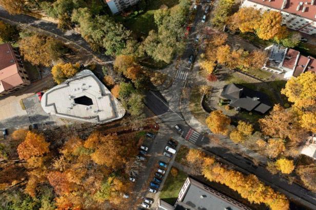 Luftaufnahme von Villa Reden im Herbst.