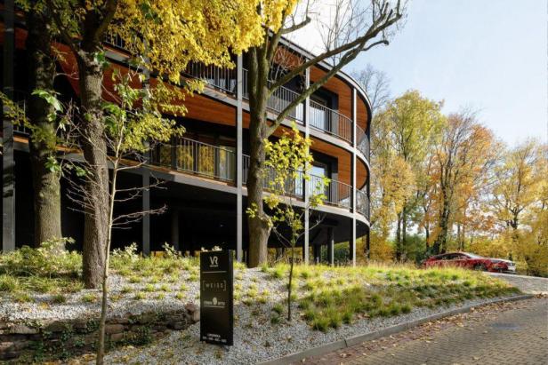 Das moderne, runde Gebäude der Villa Reden im Herbstlicht.