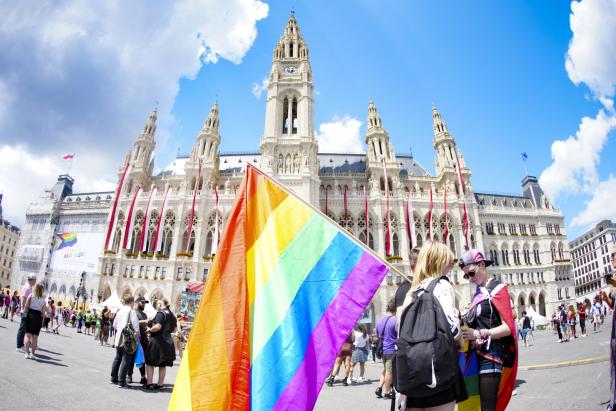 Vienna Pride: 300.000 Menschen feierten bei 27. Regenbogenparade