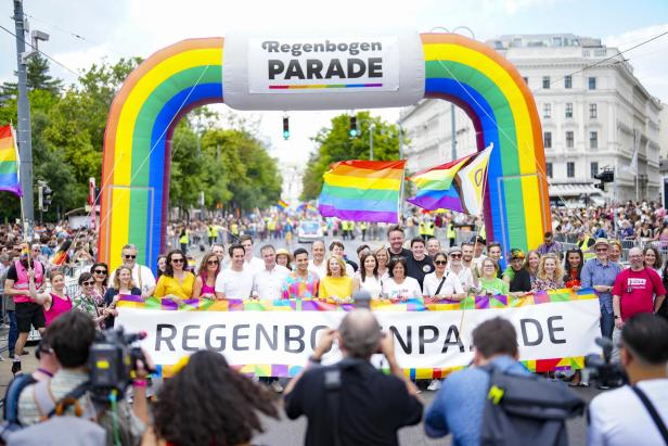 Vienna Pride: 300.000 Menschen feierten bei 27. Regenbogenparade