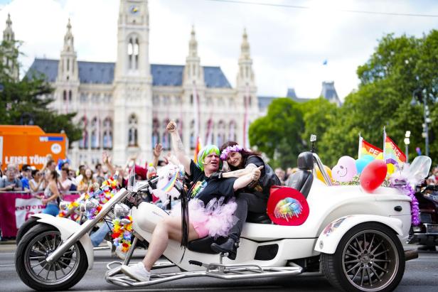 Vienna Pride: 300.000 Menschen feierten bei 27. Regenbogenparade