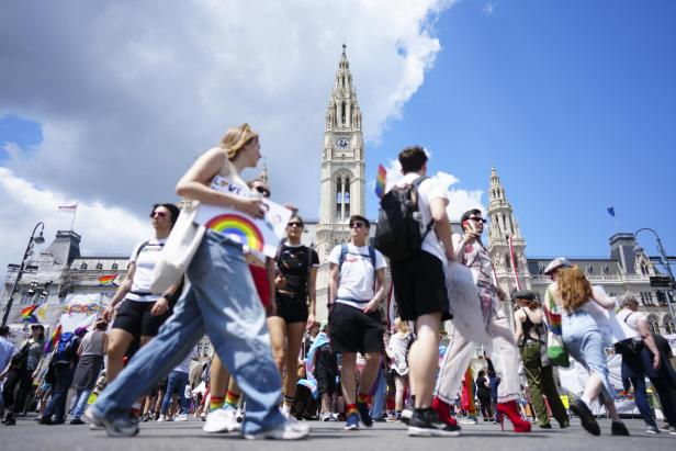 Vienna Pride: 300.000 Menschen feierten bei 27. Regenbogenparade