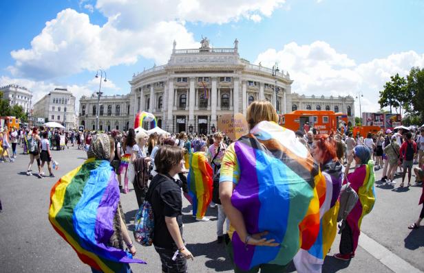 Vienna Pride: 300.000 Menschen feierten bei 27. Regenbogenparade