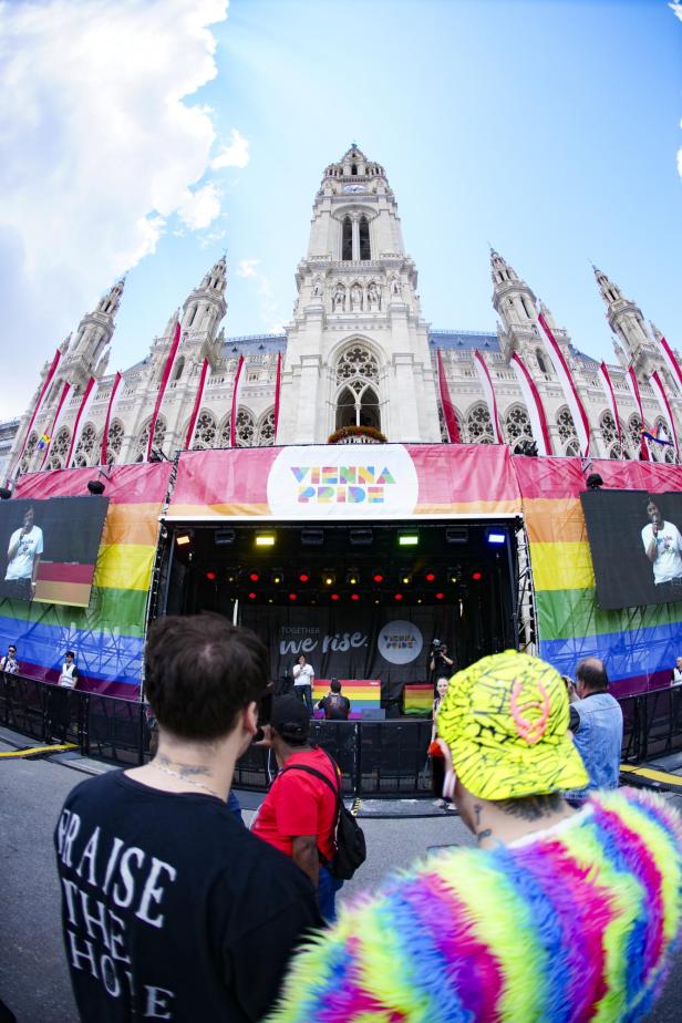 Vienna Pride: 300.000 Menschen feierten bei 27. Regenbogenparade