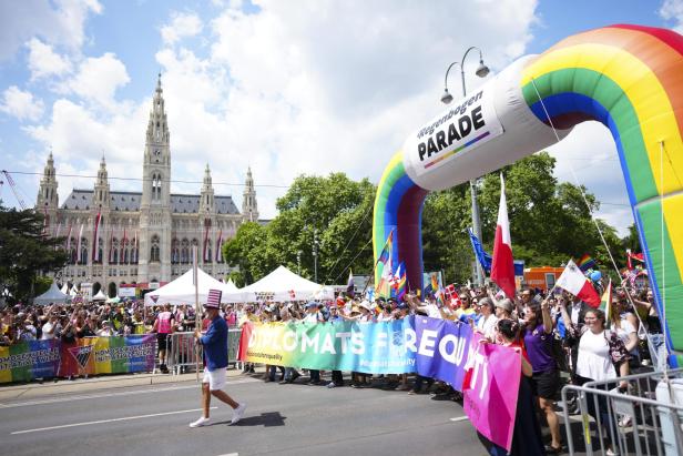 Vienna Pride: 300.000 Menschen feierten bei 27. Regenbogenparade