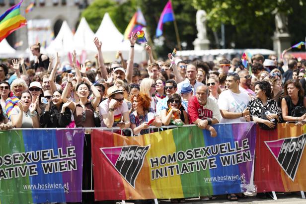 Vienna Pride: 300.000 Menschen feierten bei 27. Regenbogenparade