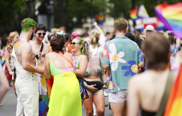 Vienna Pride: 300.000 Menschen feierten bei 27. Regenbogenparade