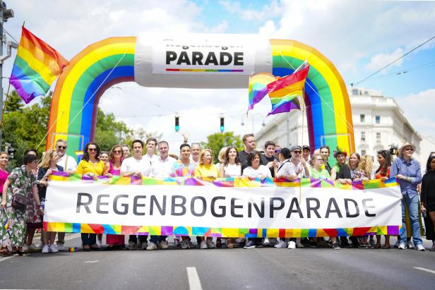 Vienna Pride: 300.000 Menschen feierten bei 27. Regenbogenparade