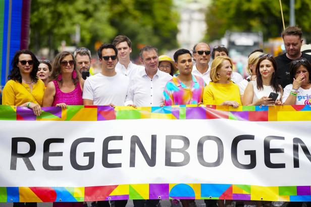 Vienna Pride: 300.000 Menschen feierten bei 27. Regenbogenparade