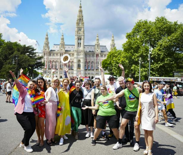 Vienna Pride: 300.000 Menschen feierten bei 27. Regenbogenparade