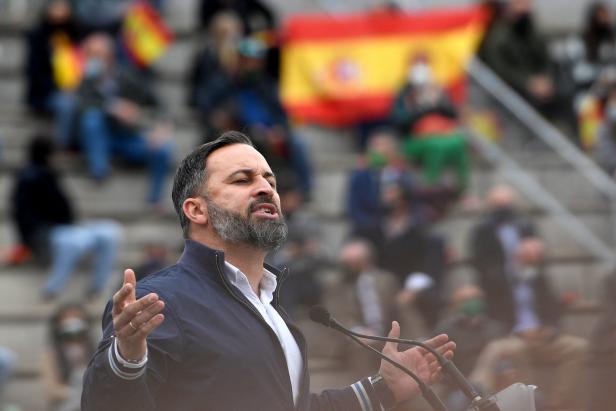 Der Vorsitzende der rechtspopulistischen Partei VOX, Santiago Abascal, spricht am 24. April 2021 vor einer Menschenmenge