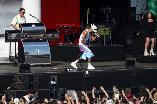 Cro ohne Maske: Der Rapper fiel bei Konzert von der Bühne