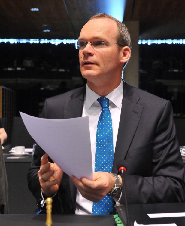 LUXEMBOURG EU AGRICULTURE COUNCIL Ein Mann im Anzug hält ein Blatt Papier in der Hand.