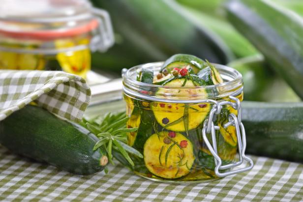 Marinierte Zucchini in einem Glas.