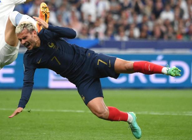 Antoine Griezmann stürzt während eines Qualifikationsspiels zur Euro 2024.