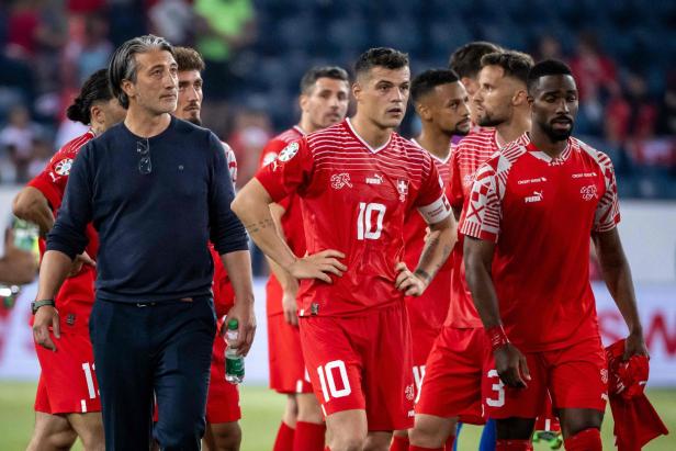 Granit Xhaka und andere Schweizer Nationalspieler während eines Qualifikationsspiels zur Euro 2024.