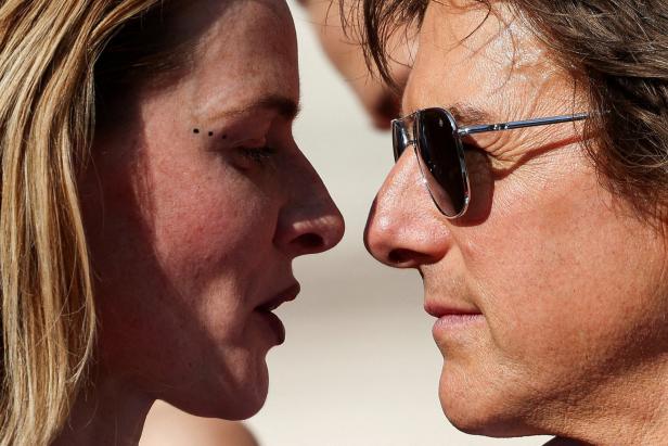 "Mission Impossible"-Premiere: Nanu, mit wem turtelt Tom Cruise denn da?